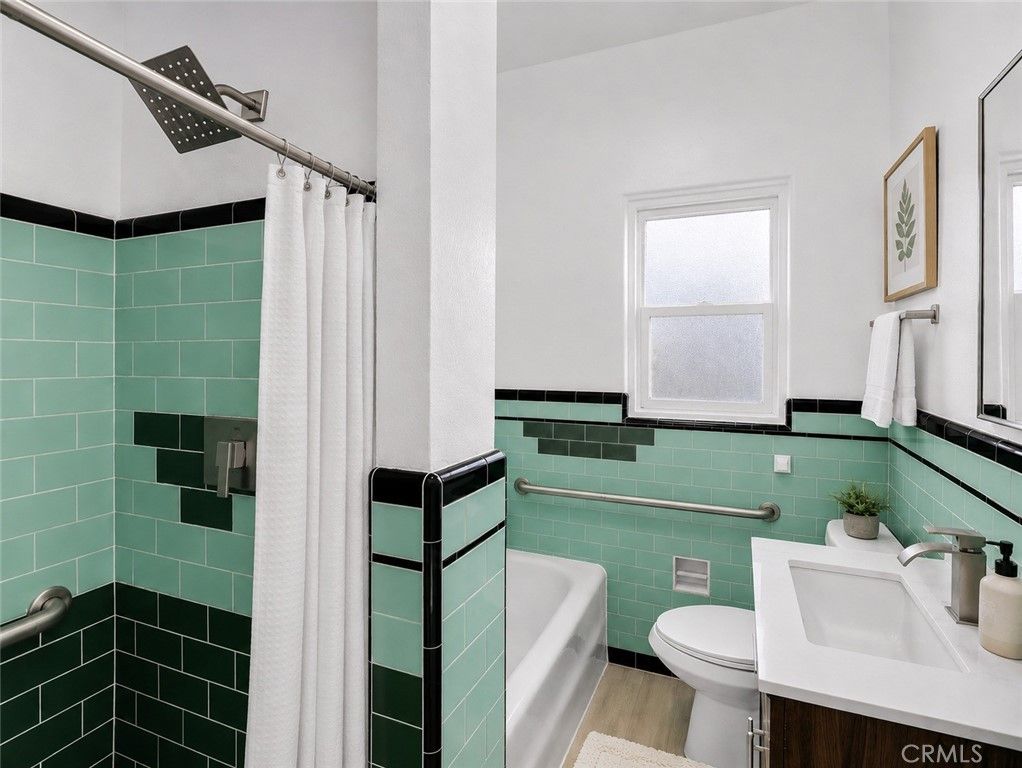 Image 35 of property listing at 211 N Vendome Street, Los Angeles, CA 90026