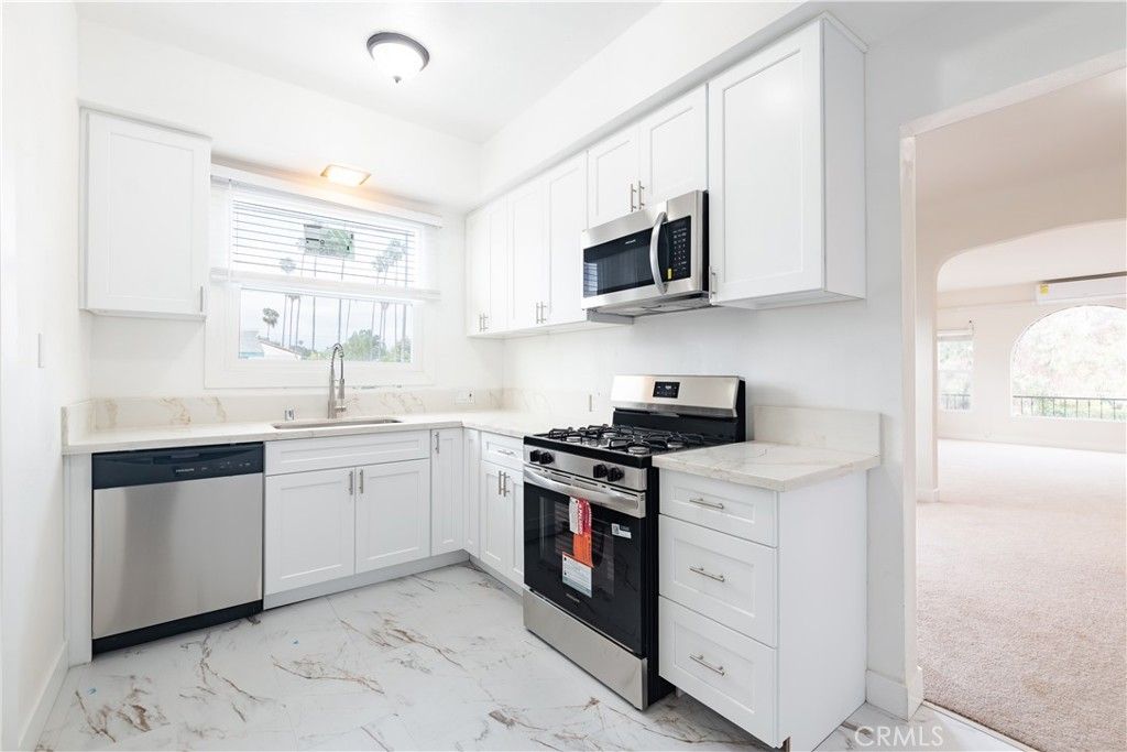 Image 4 of property listing at 211 N Vendome Street, Los Angeles, CA 90026