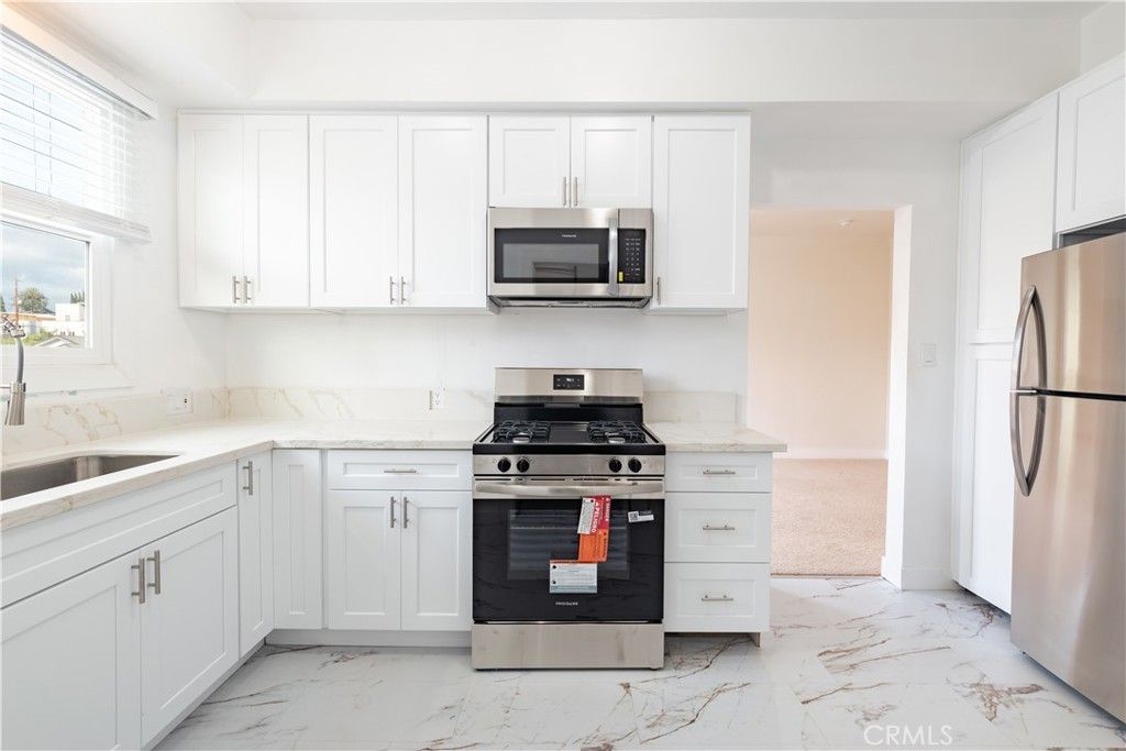 Image 5 of property listing at 211 N Vendome Street, Los Angeles, CA 90026