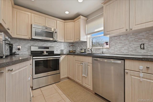 17 Hawthorne Street, Massapequa, NY 11758