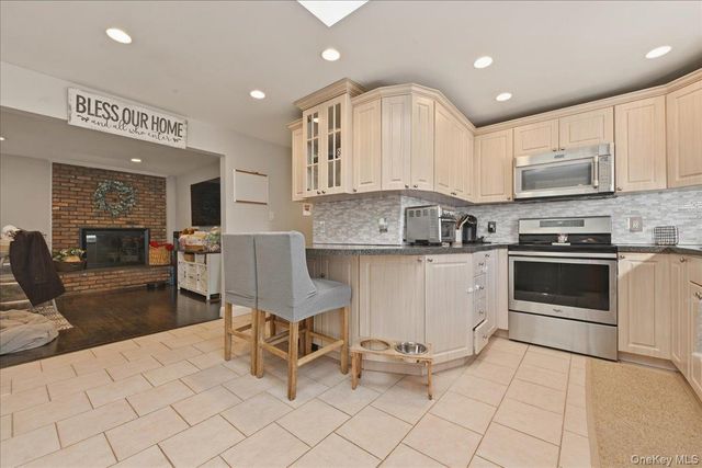 17 Hawthorne Street, Massapequa, NY 11758