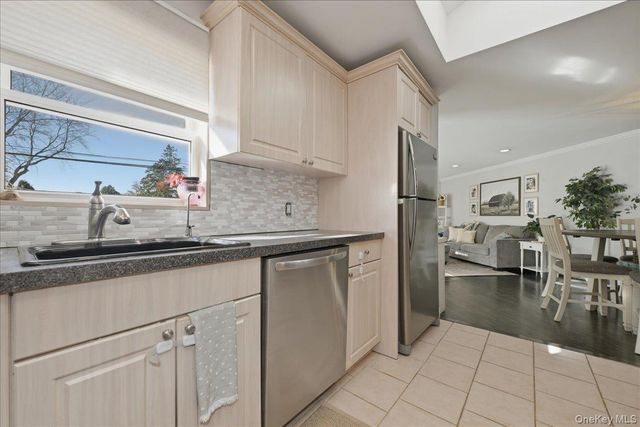 17 Hawthorne Street, Massapequa, NY 11758