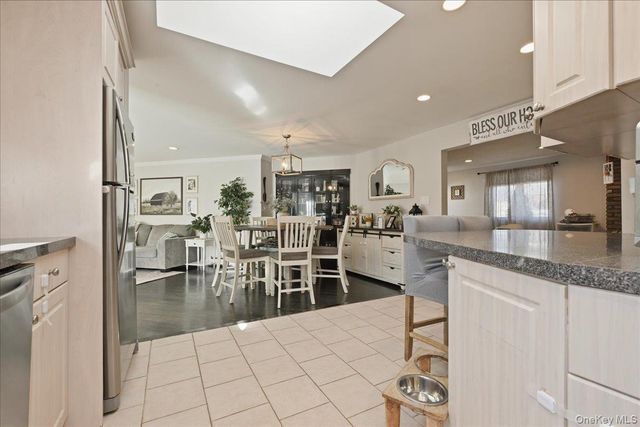 17 Hawthorne Street, Massapequa, NY 11758