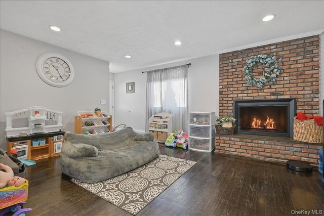 17 Hawthorne Street, Massapequa, NY 11758