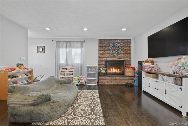 17 Hawthorne Street, Massapequa, NY 11758