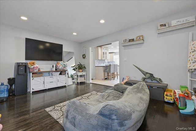 17 Hawthorne Street, Massapequa, NY 11758