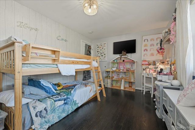 17 Hawthorne Street, Massapequa, NY 11758