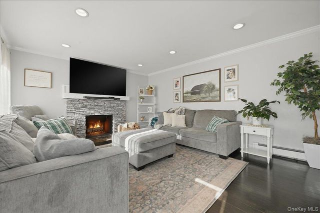 17 Hawthorne Street, Massapequa, NY 11758