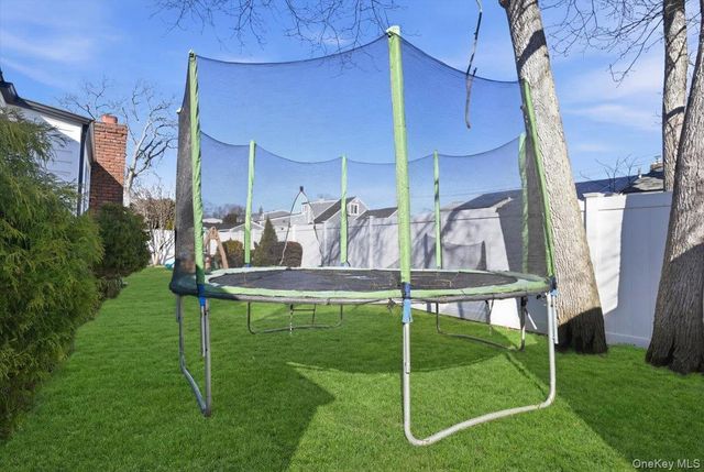 17 Hawthorne Street, Massapequa, NY 11758