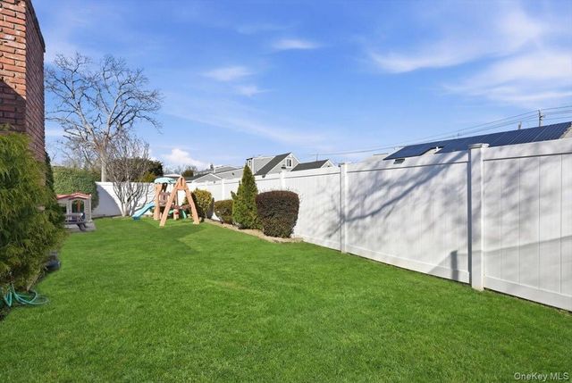 17 Hawthorne Street, Massapequa, NY 11758