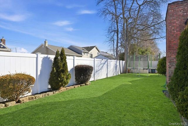 17 Hawthorne Street, Massapequa, NY 11758