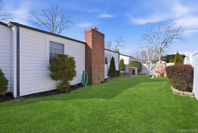 17 Hawthorne Street, Massapequa, NY 11758