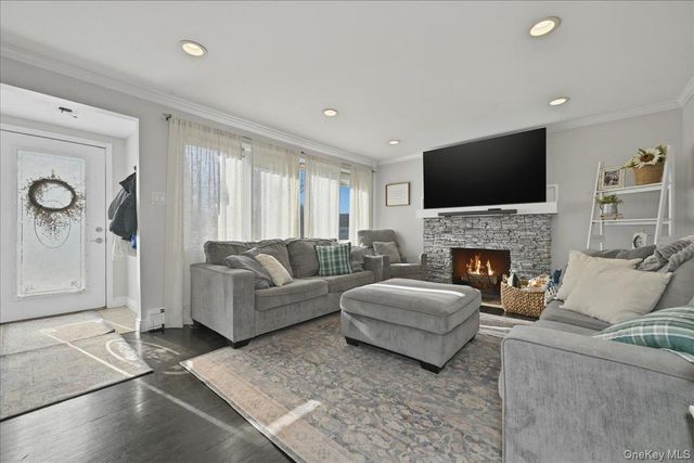 17 Hawthorne Street, Massapequa, NY 11758