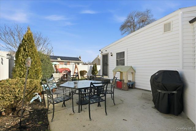 17 Hawthorne Street, Massapequa, NY 11758