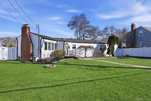 17 Hawthorne Street, Massapequa, NY 11758