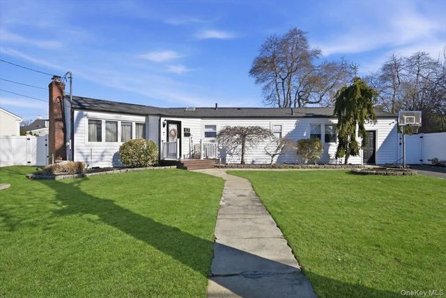 17 Hawthorne Street, Massapequa, NY 11758