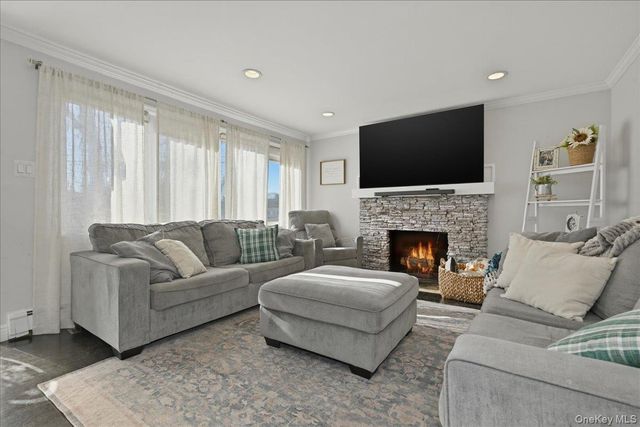 17 Hawthorne Street, Massapequa, NY 11758