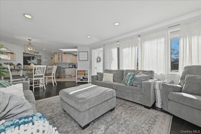 17 Hawthorne Street, Massapequa, NY 11758