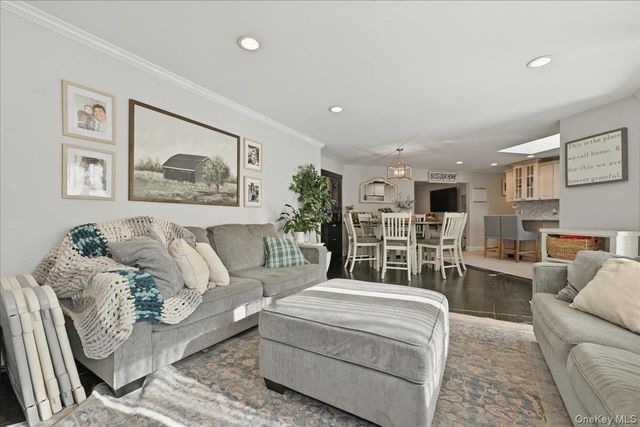 17 Hawthorne Street, Massapequa, NY 11758