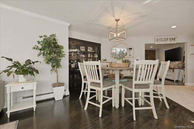 17 Hawthorne Street, Massapequa, NY 11758