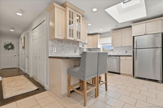 17 Hawthorne Street, Massapequa, NY 11758