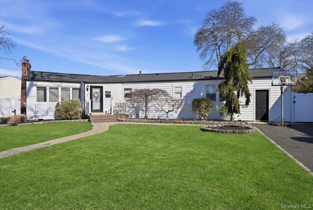 17 Hawthorne Street, Massapequa, NY 11758
