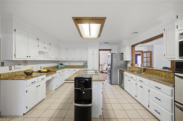 4032 Lakeview DR, Chesapeake, VA 23323