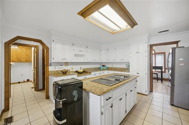 4032 Lakeview DR, Chesapeake, VA 23323