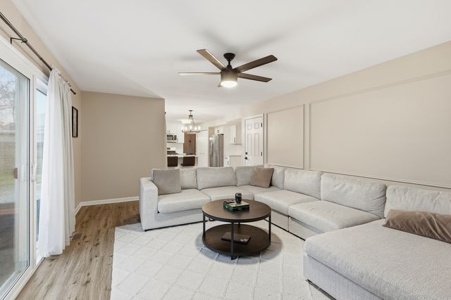 1880 Gleneagle Circle, Elgin, IL 60123