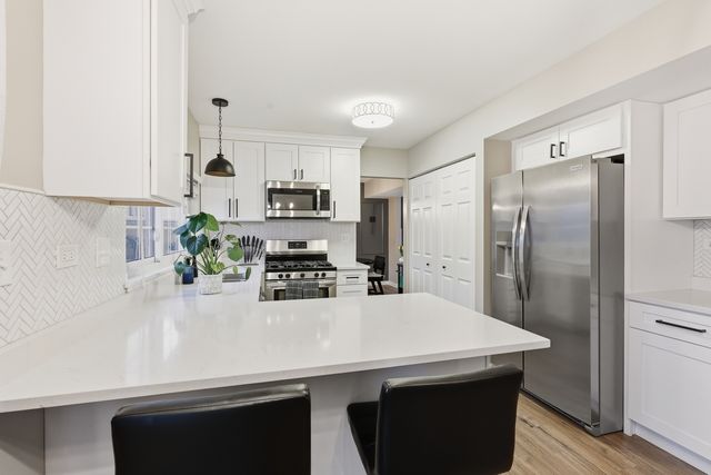 1880 Gleneagle Circle, Elgin, IL 60123