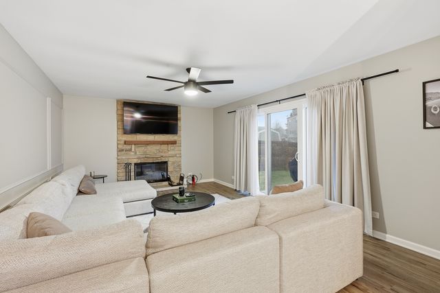 1880 Gleneagle Circle, Elgin, IL 60123