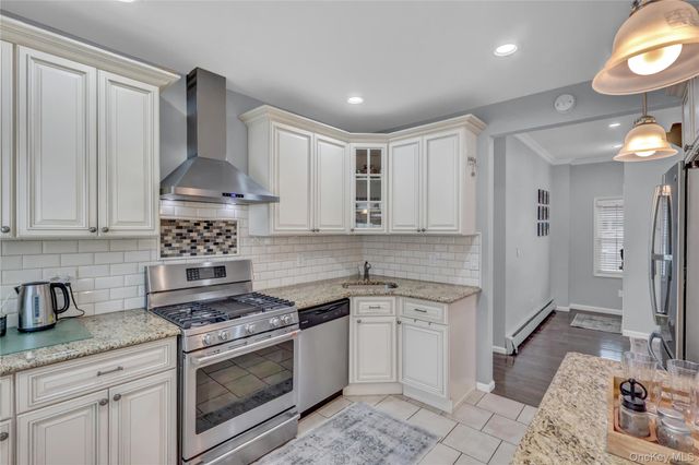 8 Vernon Street, Farmingdale, NY 11735