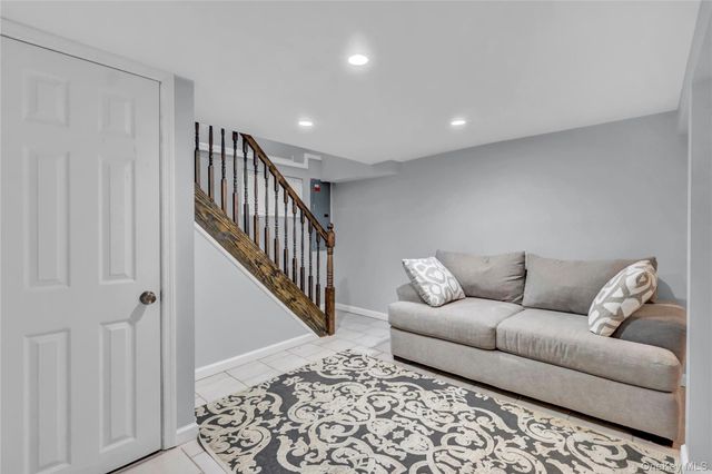 8 Vernon Street, Farmingdale, NY 11735