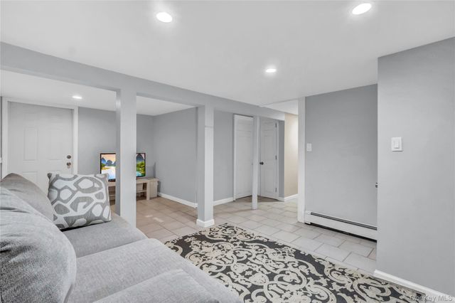 8 Vernon Street, Farmingdale, NY 11735