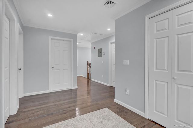 8 Vernon Street, Farmingdale, NY 11735