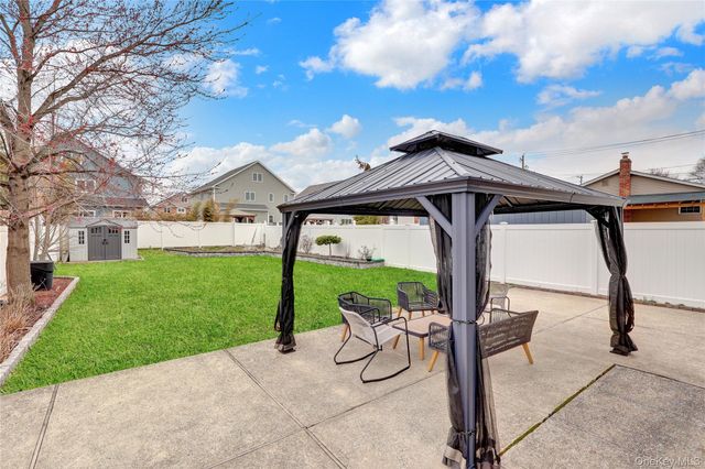 8 Vernon Street, Farmingdale, NY 11735