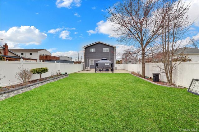 8 Vernon Street, Farmingdale, NY 11735