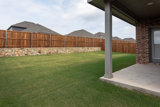 528 Brook View Drive, Van Alstyne, TX 75495