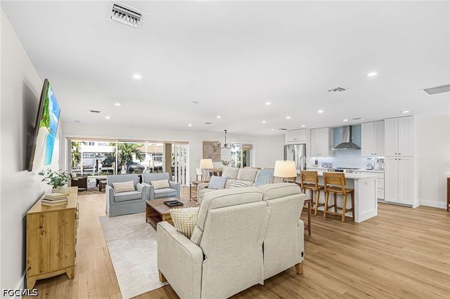 8 Palmview BLVD, Fort Myers Beach, FL 33931