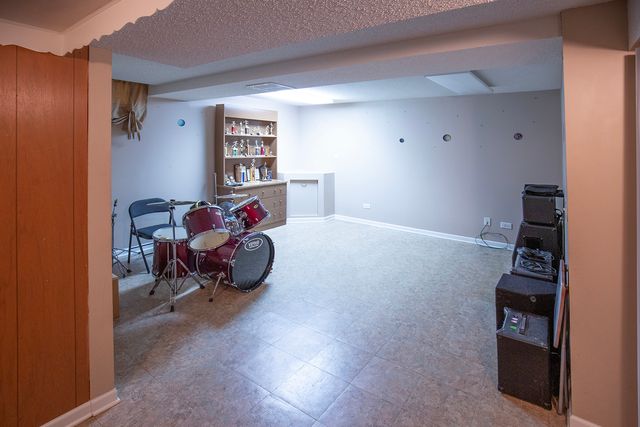 136 S Wisconsin Avenue, Villa Park, IL 60181