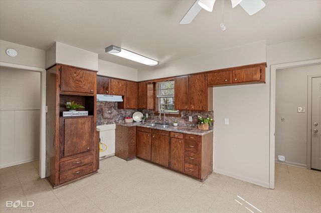 1121 Heatherwood Drive, Shreveport, LA 71107