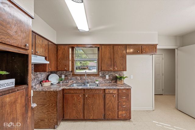 1121 Heatherwood Drive, Shreveport, LA 71107