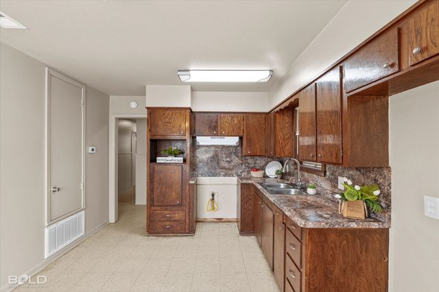 1121 Heatherwood Drive, Shreveport, LA 71107