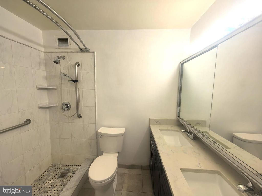 Image 16 of property listing at 4000 N CHARLES ST #508, Baltimore, MD 21218