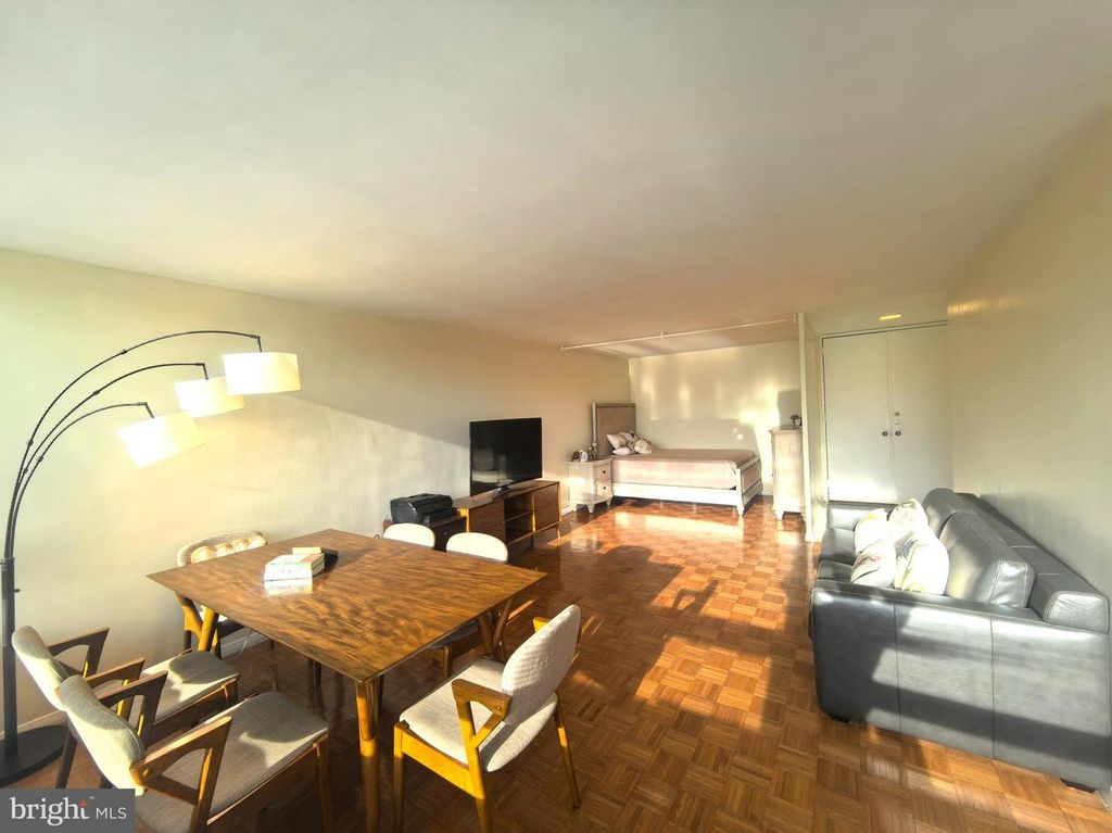Image 5 of property listing at 4000 N CHARLES ST #508, Baltimore, MD 21218