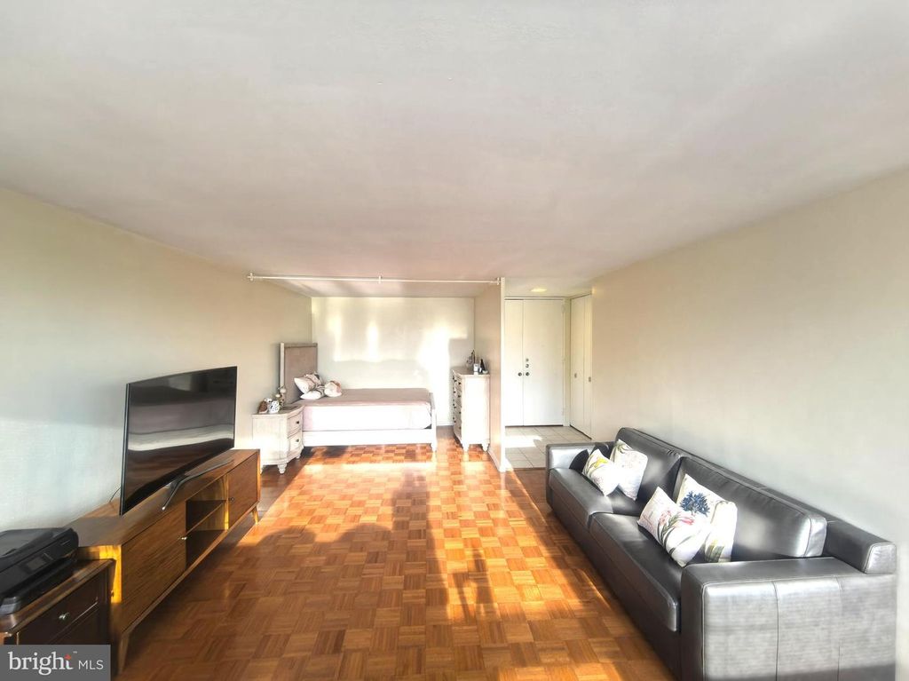 Image 6 of property listing at 4000 N CHARLES ST #508, Baltimore, MD 21218