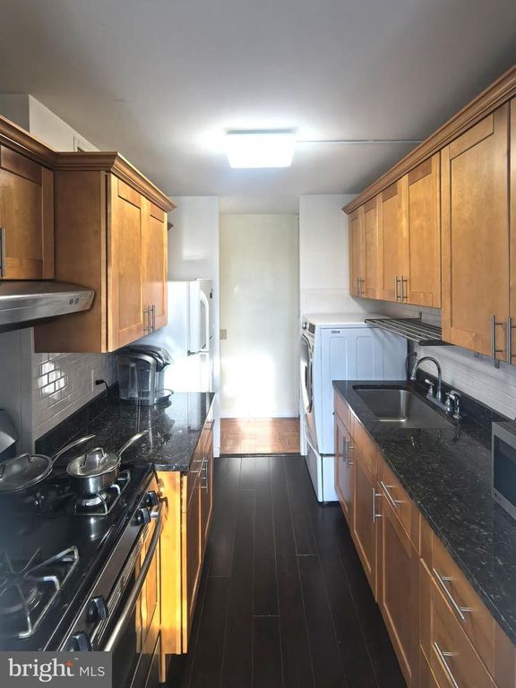 Image 8 of property listing at 4000 N CHARLES ST #508, Baltimore, MD 21218