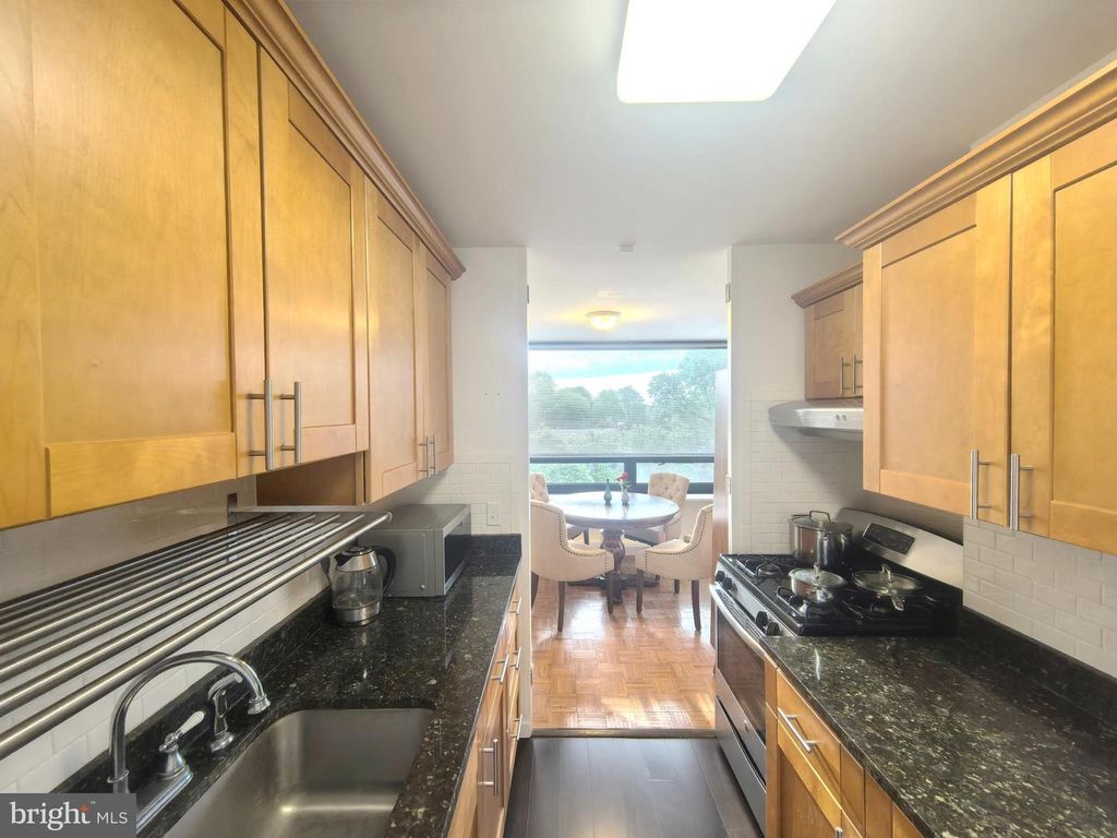 Image 9 of property listing at 4000 N CHARLES ST #508, Baltimore, MD 21218