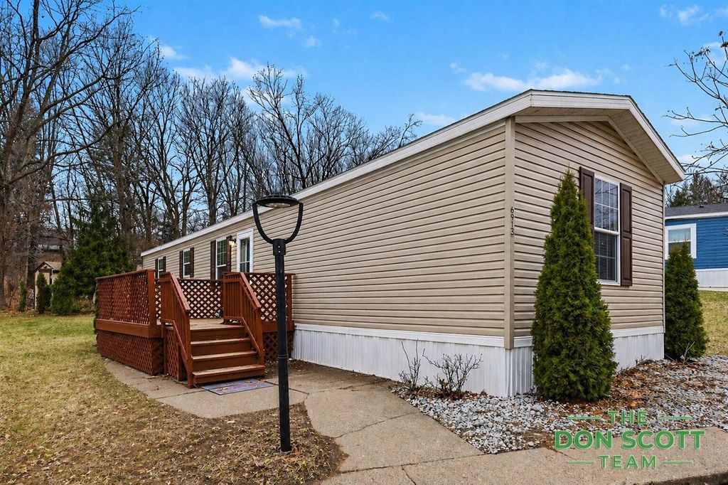 6913 Sandwood Street, Rockford, MI 49341