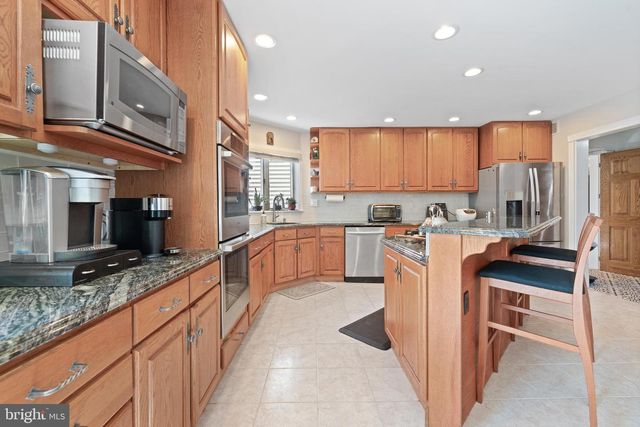 25 CARSDALE DR, Belle Mead, NJ 08502